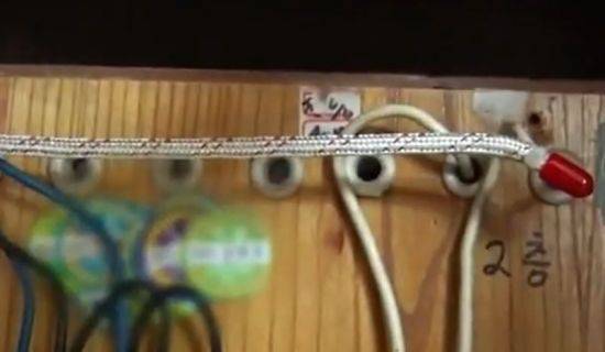 배전반에 설치돼 있는 와이어형 나노캡슐소화기. [사진=유튜브 화면캡처]