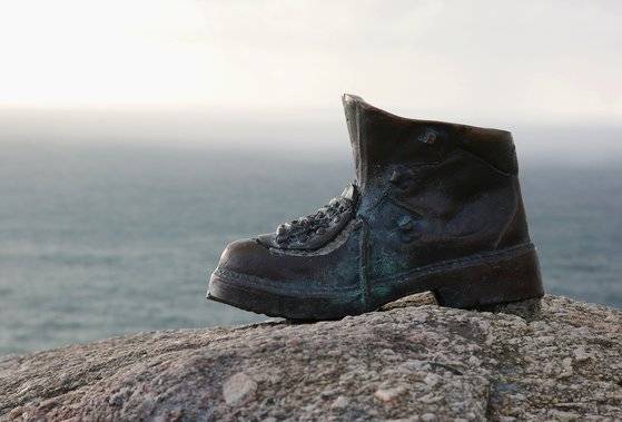 산티아고 순례길의 최종 종점이라 불리는 피니스테레. 더 이상 갈 곳이 없는 이 땅끝에서 순례자들은 자신의 신발이나 옷가지를 태워 대서양에 띄우는 의식을 치렀다고 한다. 지금은 무언가를 태우는 행위가 일절 금지돼 있다. 대신 신발 상이 갯바위에 설치돼 있었다.