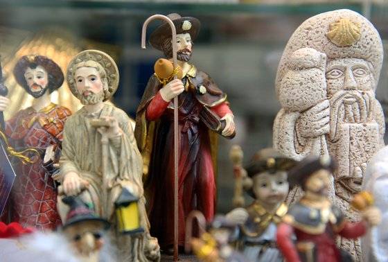 성 야고보는 모자를 쓰고 지팡이를 든 순례자의 모습으로 표현된다.