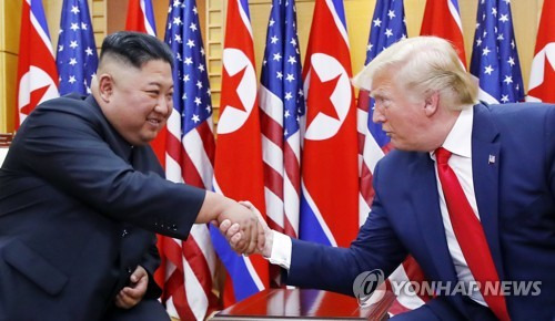 판문점서 악수하는 북미 정상 지난 6월 30일 판문점을 방문, 김정은 북한 국무위원장과 악수하는 도널드 트럼프 미 대통령 [연합뉴스 자료사진]