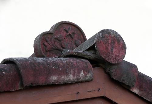 '일본 상징' 별 문양 새겨진 기와 (인천=연합뉴스) 윤태현 기자 = 인천시 부평구 부평미군기지 '캠프마켓' 내 조병창 본부로 사용됐을 가능성이 높은 건물의 기와에 일본 육군을 상징하는 '별' 문양이 새겨져 있다. 2019.12.9