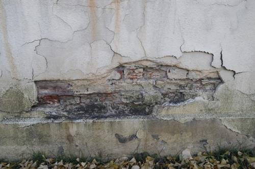 붉은 벽돌 위에 시멘트로 덧칠한 공장 외벽 [촬영 윤태현 기자]