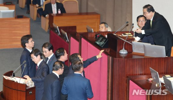 국회 본회의가 열린 10일 오후 서울 여의도 국회 본회의장에서 문희상 국회의장이 2020년도 예산안 관련 토론을 진행하려 하자 자유한국당 심재철 원내대표, 김재원 정책위의장 등 의원들이 연단으로 나가 항의 하고 있다.