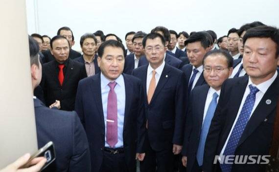 예산안이 통과된뒤 심재철 한국당 원내대표를 비롯한 의원들이 10일 밤 서울 여의도 국회 문희상 국회의장실로 몰려가 항의를 하고 있다.