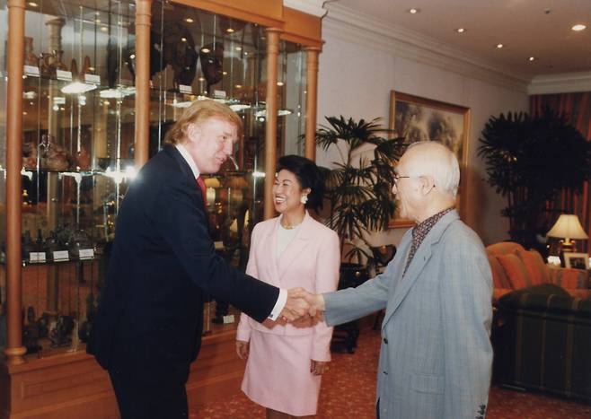 1998년 부동산 사업가 시절의 도널드 트럼프 미국 대통령과 만나는 김우중 회장. [사진 대우세계경영연구회]