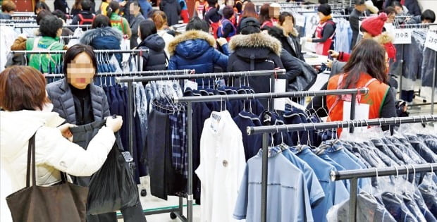 중·고교 교복이 지방자치단체들의 무상복지 경쟁 수단으로 변질됐다는 지적이 나온다. 사진은 지난 2월 서울 성동구청에서 열린 ‘사랑의 교복 나눔장터’. 성동구는 이 같은 행사를 통해 교복을 1만원 이하에 구매할 기회를 주는 반면 인접한 중구는 세금을 통해 30만원까지 교복비를 지원하고 있다.  /한경DB