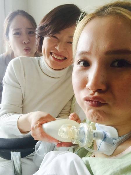 2015년 메르스 사태 당시 봉사자 손길이 부족하다는 소식에 온유씨를 찾아온 더불어민주당 진선미 의원. 생명의말씀사 제공