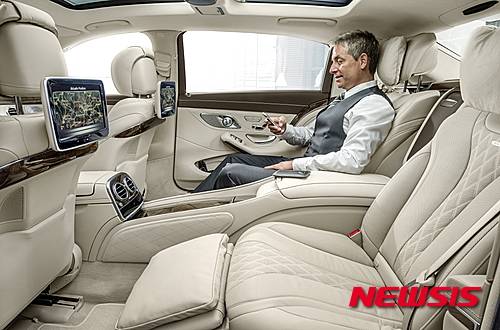 【서울=뉴시스】다임러 그룹이 2012년 단종 시킨 마이바흐가 몸값을 대폭 낮춰 다시 돌아왔다. 사라진지 3년여 만에 메르세데스-벤츠의 하위 브랜드인 '더 뉴 메르세데스-마이바흐 S 클래스'로 모습을 바꿔 올해 국내에 출시된 것이다.2015.08.03.(사진 = 메르세데스-벤츠 제공) photo@newsis.com