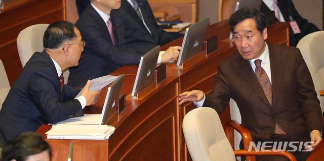 [서울=뉴시스] 장세영 기자 = 이낙연(오른쪽) 국무총리가 10일 서울 여의도 국회 본회의장에서 열린 제371회국회(정기회) 제12차 본회의에 참석해 홍남기 경제부총리와 대화를 나누고 있다. 2019.12.10. photothink@newsis.com