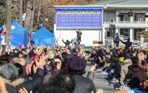 '문재인하야 범국민투쟁본부'(범투본) 회원들이 서울 청와대 앞에서 집회를 하고 있다. 범투본은 전광훈 한국기독교총연합회 회장(목사)이 총괄대표로 있다. 뉴스1