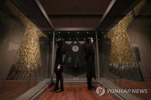 왕실문화 소개 특별전 '청 황실의 아침, 심양 고궁' (서울=연합뉴스) 강민지 기자 = 10일 오전 서울 국립고궁박물관에서 열린 '청 황실의 아침, 심양 고궁' 기자 브리핑 참석자들이 황룡포를 둘러보고 있다. 이 전시는 선양고궁박물원과 국립고궁박물관이 함께 준비한 교류 특별전으로, 오는 2020년 3월 1일까지 진행한다. 2019.12.10 mjkang@yna.co.kr
