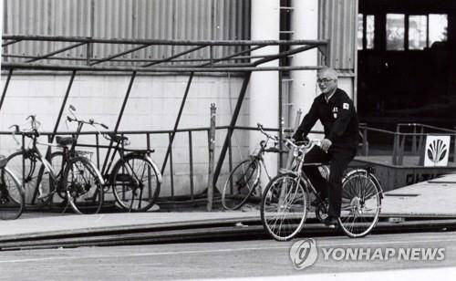 자전거 타는 김우중 전 대우그룹 회장 (서울=연합뉴스) 김우중 전 대우그룹 회장이 9일 오후 11시50분 숙환으로 향년 83세로 별세했다. 사진은 1988년 옥포에서 자전거를 타는 김우중 전 대우그룹 회장의 모습. 2019.12.10 [대우세계경영연구회 제공. 재판매 및 DB 금지]