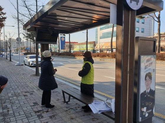 강원 춘천시가 지난달 15일 50년만에 버스노선을 전면 개편하면서 혼란을 막기 위해 버스정류장에 안내도우미를 배치했다. 박진호 기자