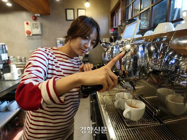 신중한 표정으로 에스프레소응 추출하는 전주연 바리스타. 그는 12잔의 커피를 15분 안에 심사위원들에게 완벽히 선보여야 하는 WBC 경연을 위해 뮤지컬 연기를 하듯 대사와 동작을 몸에 익혔다.