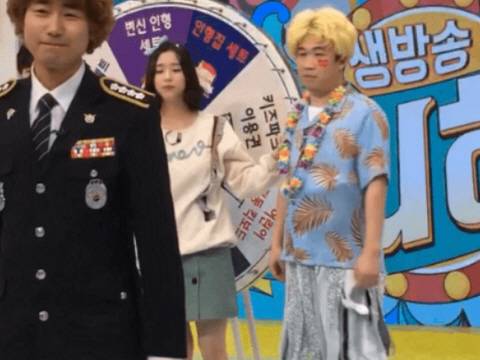 11일 유튜브 채널을 통해 공개된 EBS 어린이 프로그램 ‘생방송 톡!톡! 보니하니’ 촬영 현장에서 개그맨 최영수(오른쪽)가 버스터즈 채연(가운데·본명 김채연)을 때리는 듯한 장면이 방영돼 논란이 일었다. 유튜브 캡처