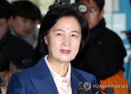 질문에 답하는 추미애 법무부 장관 후보자 (서울=연합뉴스) 임헌정 기자 = 추미애 법무부 장관 후보자가 9일 오전 서울 양천구 목동 서울남부준법지원센터에 마련된 인사청문회 준비 사무실로 첫 출근을 하며 취재진 질문에 답하고 있다. 2019.12.9 kane@yna.co.kr