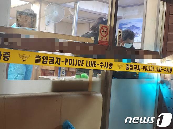 지난 10일 오후 대전 동구의 음식점 사건 현장에서 경찰이 조사를 벌이고 있다. (독자 송영훈씨 제공)© 뉴스1