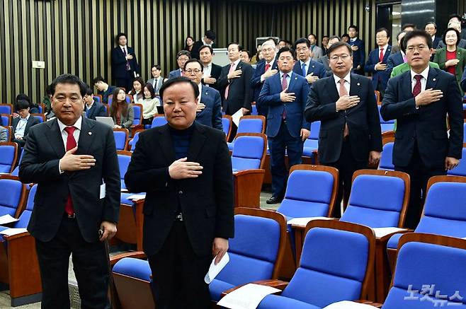 자유한국당 심재철 신임 원내대표와 김재원 정책위의장이 9일 오후 국회에서 열린 당 의원총회에서 국민의례를 하고 있다. 윤창원기자