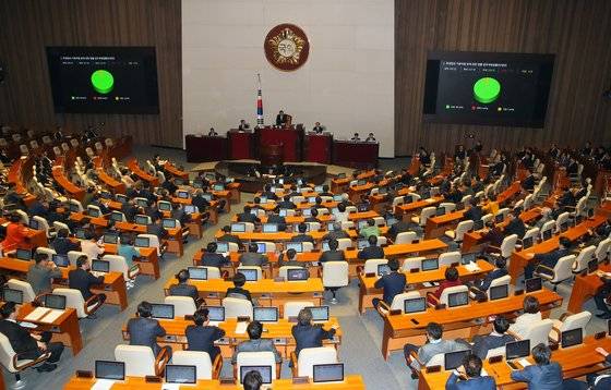 스쿨존 교통사고로 숨진 고(故) 김민식 군의 이름을 딴 '민식이법' 중 하나인 '특정범죄 가중처벌 등에 관한 법률 개정안' 이 지난 10일 국회 본회의에서 통과되고 있다. [연합뉴스]