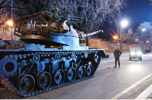 2005년 방영된 MBC 특별기획 드라마 ‘제5공화국’의 12·12 군사반란 장면 촬영 모습. 촬영에 쓰인 탱크와 장갑차는 총 3억여원을 들여 실물과 똑같은 크기로 제작했다. | MBC 제공