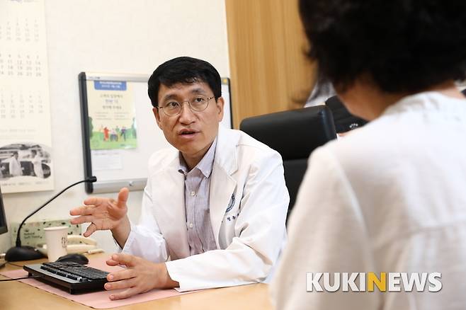 아주대병원 유방외과 정용식 교수가 최근 유방암 진단을 받은 한 중년 여성 환자와 수술 전후 지켜야 할 것들에 대해 설명하고 있다. 아주대병원 제공