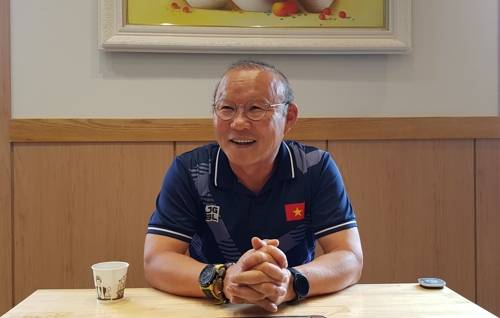 박항서 베트남 축구 대표팀 감독 (하노이=연합뉴스) 민영규 특파원 = 박항서 베트남 축구 대표팀 감독이 지난 12일(현지시간) 베트남 하노이에서 연합뉴스 특파원과 인터뷰에서 베트남 축구를 동남아시아 최강자로 만든 소감과 향후 계획을 밝히고 있다. 박 감독이 이끄는 베트남 22세 이하(U-22) 대표팀은 지난 10일 동남아시안(SEA) 게임 60년 역사상 처음으로 금메달을 획득했다. 2019.12.13          youngkyu@yna.co.kr