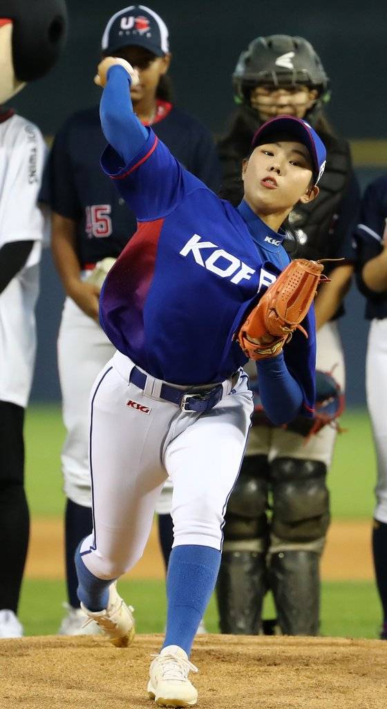 지난 8월 21일 KIA-LG 경기에 앞서 한국 여자야구 국가대표 김라경이 시구를 하고 있다. [연합뉴스]