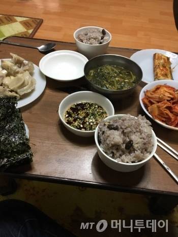 정유리양 어머니 김순옥씨가 차려준 점심 밥상. 딸을 찾으면 꼭 따뜻한 밥을 해주고 싶다고 했다. 이 자리가 내 자리가 아닌데, 그런 생각을 했다./사진=남형도 기자