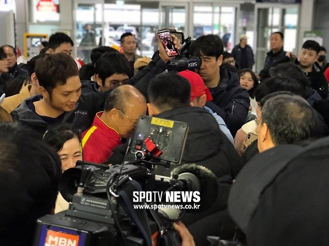 ▲ 김해공항 휩쓴 박항서 감독 '인기' ⓒ박대성 기자