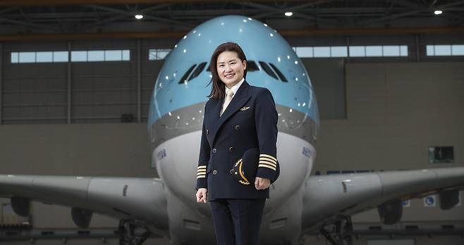 신 기장이 인천 영종도 대한항공 격납고에서 항공기 앞에 섰다. 장진영 기자