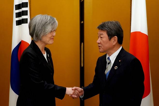 강경화 외교부 장관(왼쪽)과 모테기 도시미 일본 외무상. /사진=로이터.