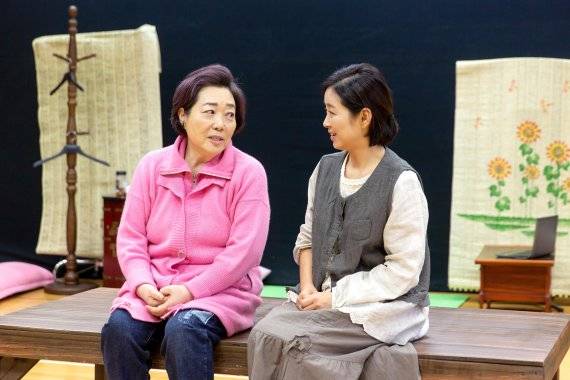 연극 '여자만세2'에서 양희경은 후배 윤유선, 절친 성병숙의 딸 서송희 등과 호흡을 맞춘다.