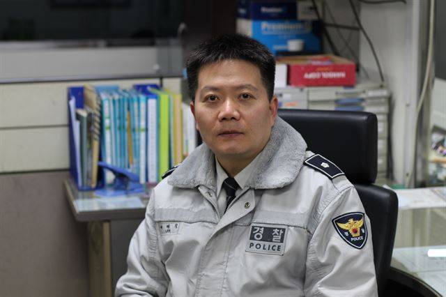 '인천 장발장'에게 수갑 대신 국밥 건넨 인천중부경찰서 영종지구대 이재익 경위. 인천중부서 제공