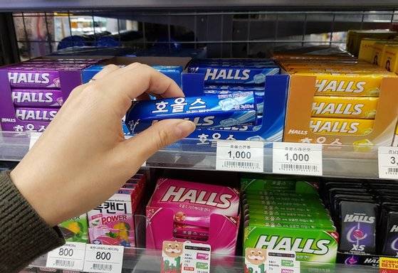 한 소비자가 편의점에서 기능성 캔디 제품을 고르고 있다. [사진 이마트24]