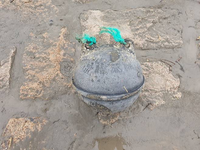 지난달 25일 양쯔강 하구 난후이 지역에서 찾은 검은 구 형태의 어구. 상단에 한자가 표기됐고 두 개의 고리가 같은 방향을 바라본다. 진창일 기자