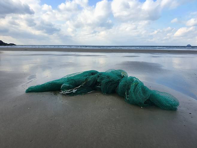 지난 5일 전남 신안군 내치해변에 버려져 있던 폐그물. 프리랜서 장정필