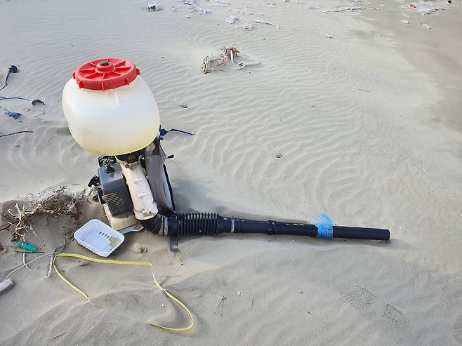 지난 5일 전남 신안군 내치해변에 버려져 있던 '비료살포기'. 프리랜서 장정필