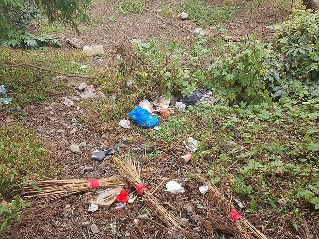 지난달 26일 중국 동탄의 중국 철갑상어 보호구역에 쓰레기들이 버려져 있다. 진창일 기자