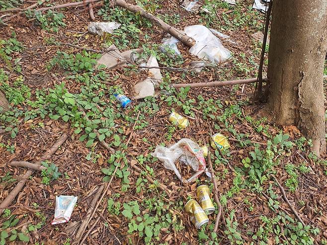 지난달 26일 중국 동탄의 중국 철갑상어 보호구역에 쓰레기들이 버려져 있다. 진창일 기자