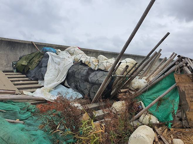 지난달 25일 상하이 인근 양쯔강 하구 난후이 지역 어민들이 강변에 쌓아둔 어구들. 진창일 기자