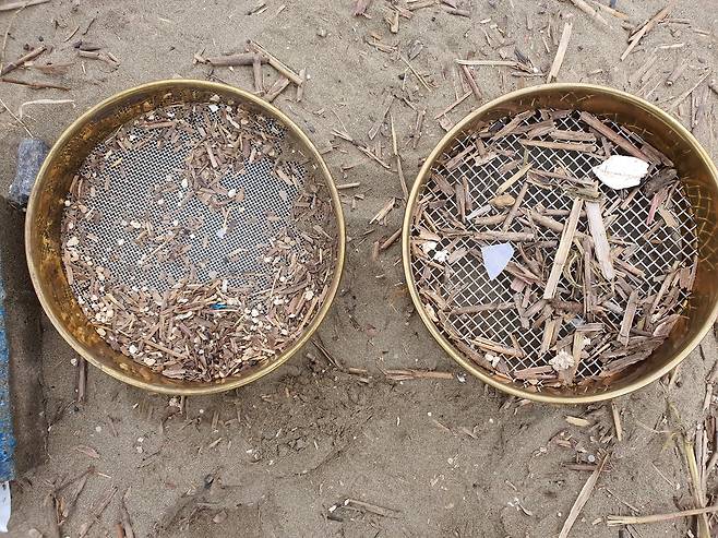 지난달 25일 중국 상하이 인근 양쯔강 하구 난후이 지역 강변 모래를 체로 걸러내자 스티로폼과 플라스틱 쓰레기 조각들이 모습을 드러냈다. 진창일 기자