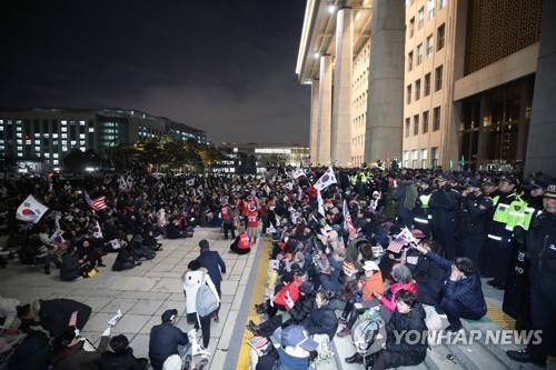 저녁까지 이어지는 보수단체 국회 집회 (서울=연합뉴스) 안정원 기자 = 16일 서울 여의도 국회 본청 앞에서 '패스트트랙 법안 날치기 상정 저지 규탄대회'에 참가했던 보수단체 회원들이 '공수처법 폐기 및 선거법 날치기 중단'을 요구하며  8시간째 집회를 이어가고 있다. 2019.12.16 jeong@yna.co.kr
