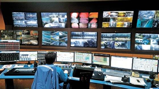 AI딥러닝을 도입한 포스코 제2열연공장 통합운전실 모습. 과거엔 장인급의 숙련된 조업자가 수작업으로 하던 일을 지금은 AI가 대신 한다. 사람은 모니터 숫자를 감시하기만 하면 된다. AI의 도움을 받아 입사한지 2~3개월 된 인턴도 경력 20년차 조업자와 같은 결과를 만들어낼 수 있다. 사진 속 성영준 인턴사원은 기초설비 교육 후 10월부터 가열로 설비 운전을 담당하고 있다. [사진 포스코]