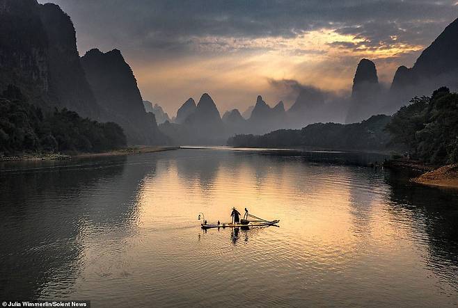 사진작가 줄리아 윔머린이 촬영한 중국 계림 이강의 가마우지 낚시 모습. [사진작가 줄리아 윔머린]