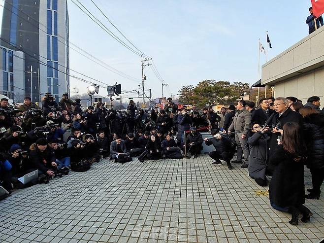 ▲ 양승태 전 대법원장이 사법농단 피의자 신분으로 검찰 출석을 앞둔 지난 1월11일 오전 9시께 대법원 정문 앞에서 입장을 발표하고 있다. 이날 기자들은 '대법원 앞 기자회견이 부적절하다는 의견이 있는데 왜 굳이 여기서 입장을 발표하느냐' 등 질문을 던졌다. 사진=김예리 기자.