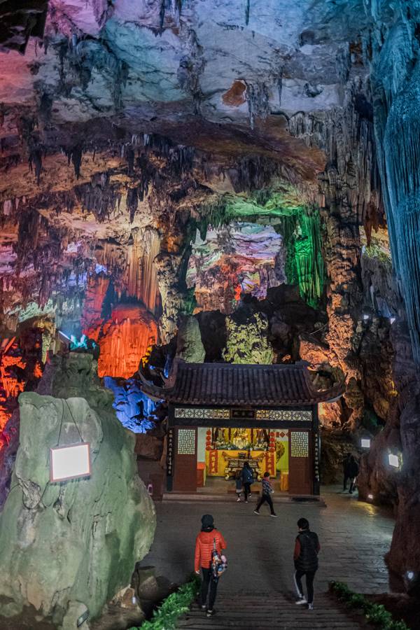 동강호 유람선을 타면 두솔도 동굴에 닿는다. 기괴한 석순과 종유석으로 가득하다