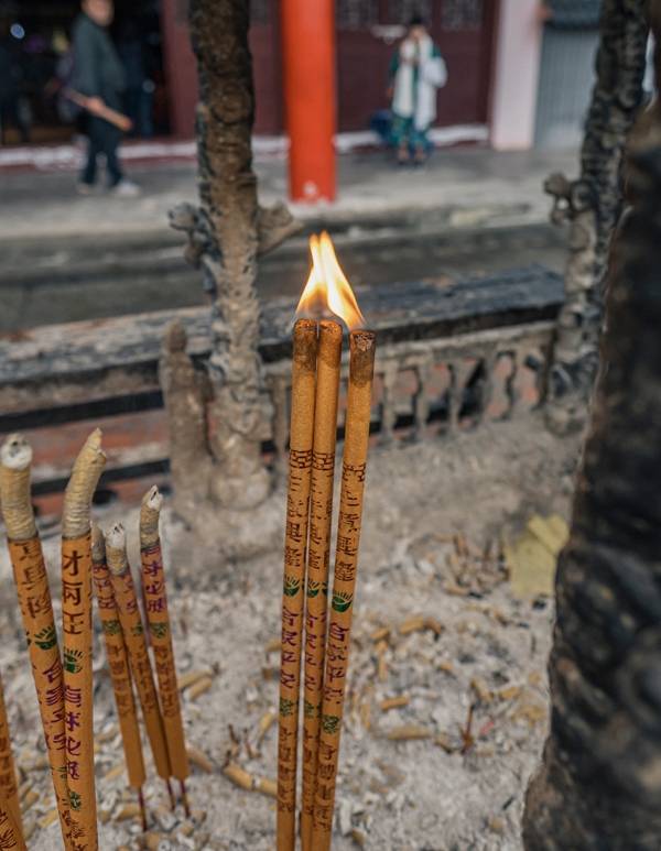 비천산 사찰을 찾은 관광객이 켜놓은 향