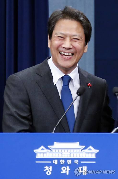 임종석, 정계은퇴 시사…"제도권 정치 떠나 원래 자리로" (서울=연합뉴스) 문재인 정부 청와대의 초대 대통령 비서실장을 지낸 임종석 전 실장이 내년 총선 불출마를 선언했다. 임 전 실장은 17일 페이스북에 글을 올려 "제도권 정치를 떠나 원래의 자리로 돌아가려 한다"며 "앞으로의 시간은 다시 통일 운동에 매진하고 싶다"고 말했다. 사진은 올해 1월 청와대 춘추관 대브리핑룸에서 수석비서관급 이상 인사를 발표한 뒤 후임 비서실장인 노영민 주 중국대사를 소개하는 임 전 실장. 2019.11.17 [연합뉴스 자료사진] photo@yna.co.kr