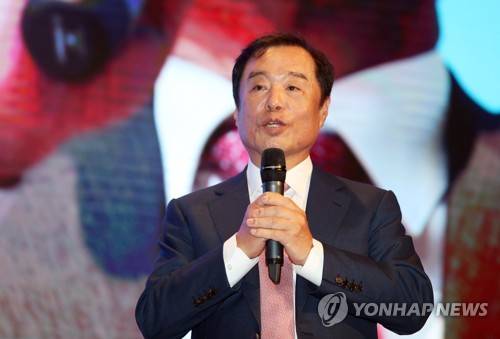 출판기념회에서 인사말 하는 김병준 (대구=연합뉴스) 김현태 기자 = 자유한국당 김병준 전 비상대책위원장이 4일 오후 대구 수성구 그랜드호텔에서 열린 '아빠, 세상에서 가장 무거운 이름' 출판기념회에서 인사말을 하고 있다. 2019.12.4 mtkht@yna.co.kr