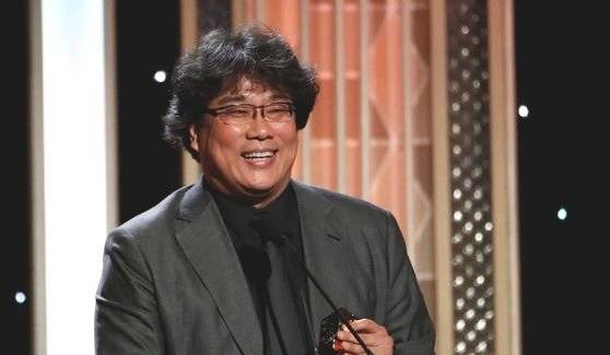 지난달 할리우드 필름 어워즈(HFA)에서 할리우드 영화제작자상을 수상한 봉준호 감독. ‘기생충’은 16일(현지시간) 발표된 아카데미 시상식 예비후보 명단에서 2개 부문에 올랐다. [로이터=연합뉴스]